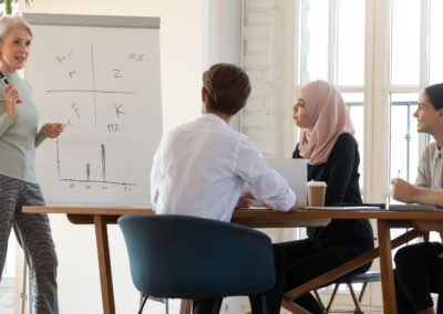 Junge Erwachsene in Schulungssituation