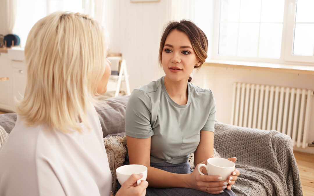 2 Frauen in einer Unterhaltung