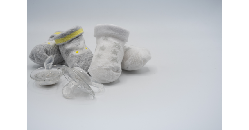 Graue und weiße Babysocken