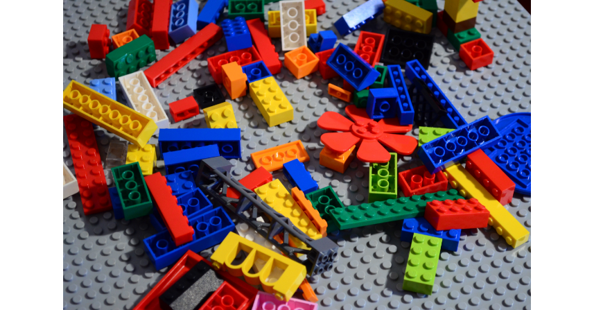 Holzeisenbahn-Set und Lego-Bausätze gesucht