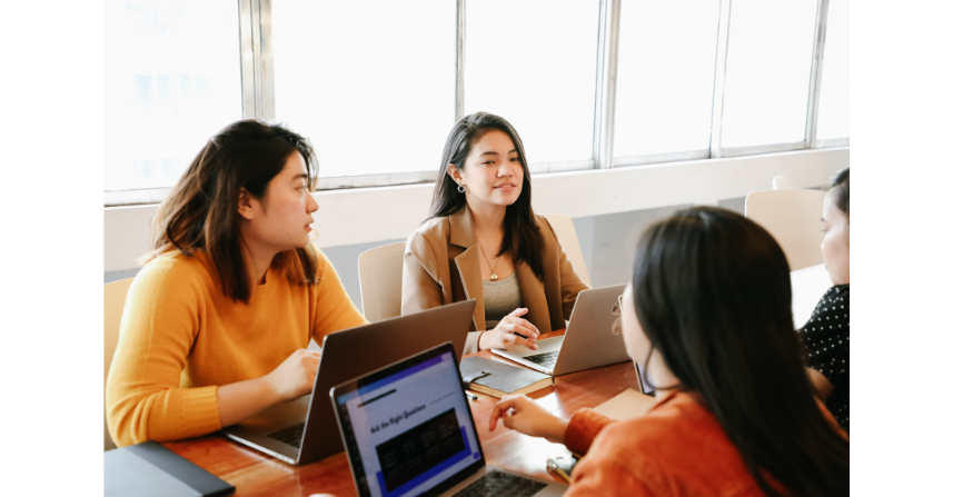 Canva_Frauen, die im Büro zusammenarbeiten_Canva Studio Women