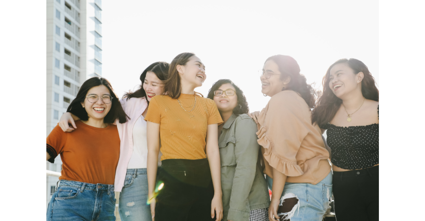 Canva_Glückliche Gruppe von Frauen im Bürodach_Canva Studio Women