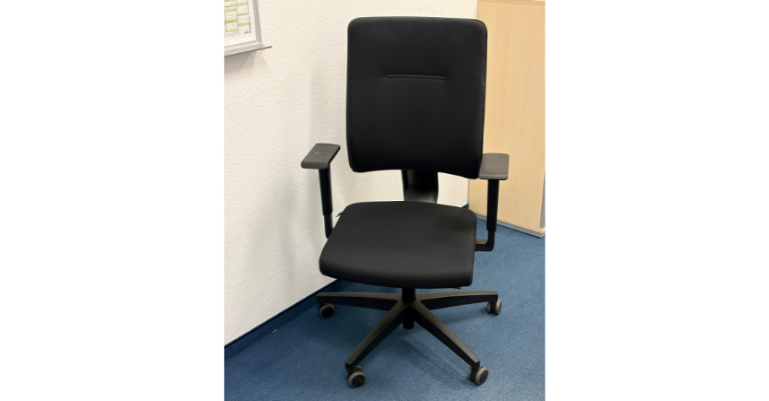 Schwarzer Bürostuhl