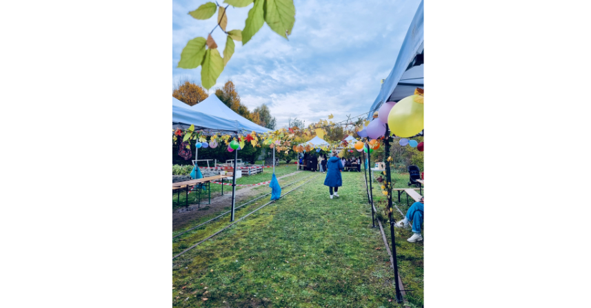 Herbstfest, Wiese mit Pavillons