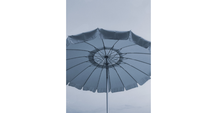 Sonnenschirm by pexels, (c) Diana -Eine Aufsicht aus niedriger Perspektive auf einen blauen Sonnenschirm vor einem klaren Himmel, der Schatten und Stil bietet.